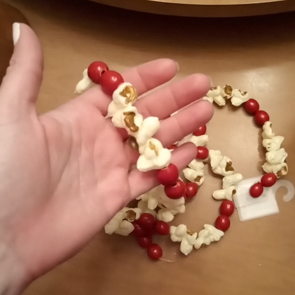 faux popcorn and berry garland 68in long - Picture 2 of 2